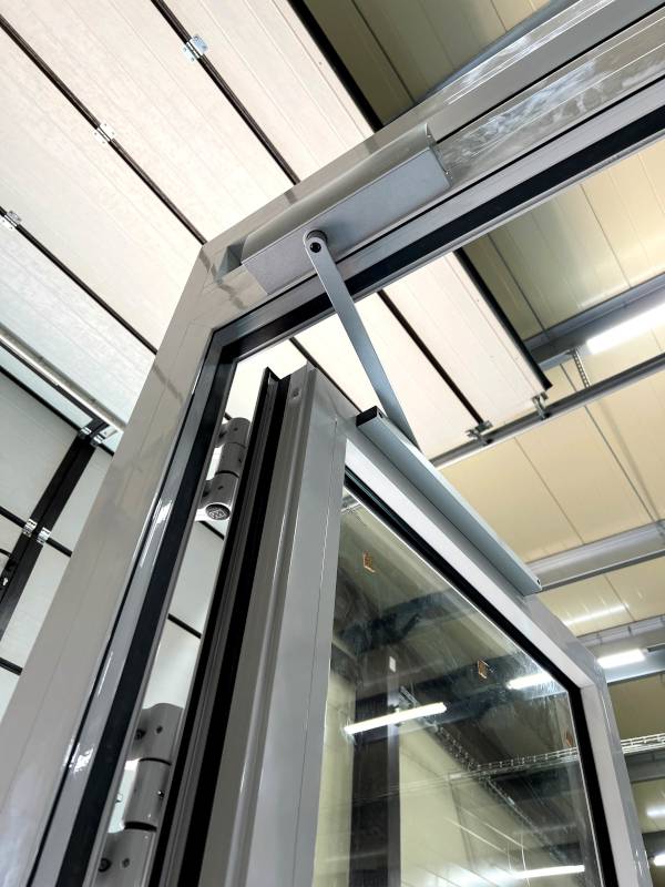 Доводчик на скользящей тяге