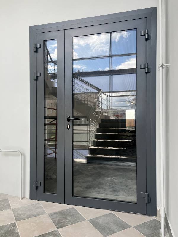 Дверь с максимальным остеклением в бизнес-центре