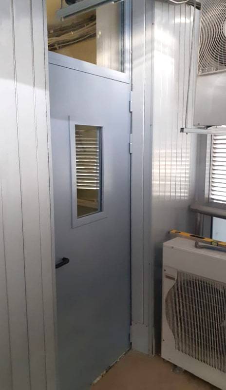 Дверь с остекленной вставкой Дверь с остекленной вставкой