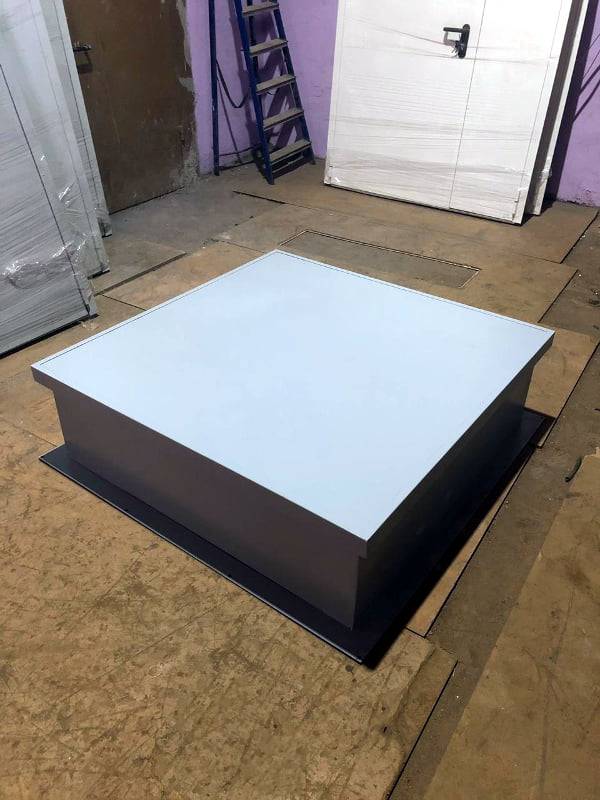 Люк в закрытом положении Люк в закрытом положении