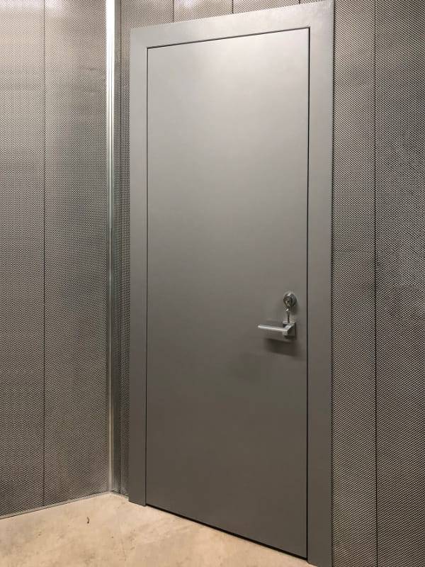 Огнестойкая дверь серого цвета Огнестойкая дверь серого цвета