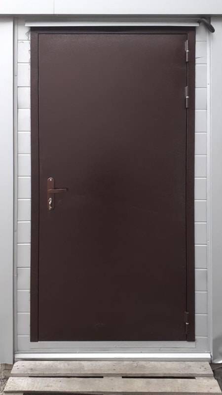 Техническая дверь в автоцентре Volvo